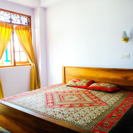 Randhi La Beach View Lounge Hikkaduwa Room photo